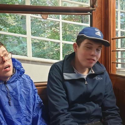 Zwei Schüler sitzen in der Historischen Seilbahn 