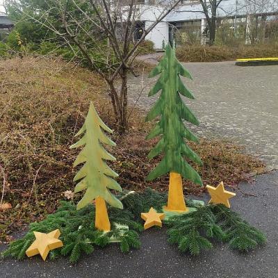 Unsere nachhaltige Weihnachtsdekoration. Die Tannenbäume und Sterne wurden von unserem Hausmeister gesägt und den SchülerInnen eingelassen. 