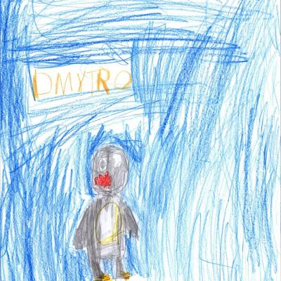 Mit Buntstiften gezeichnetes Bild eines grau-weißen Pinguins mit rotem Schnabel, hellgelbem Bauch und gelben Füßen inmitten eines blauen Hintergrunds. In der oberen Bildhälfte der Schriftzug Dmytro.