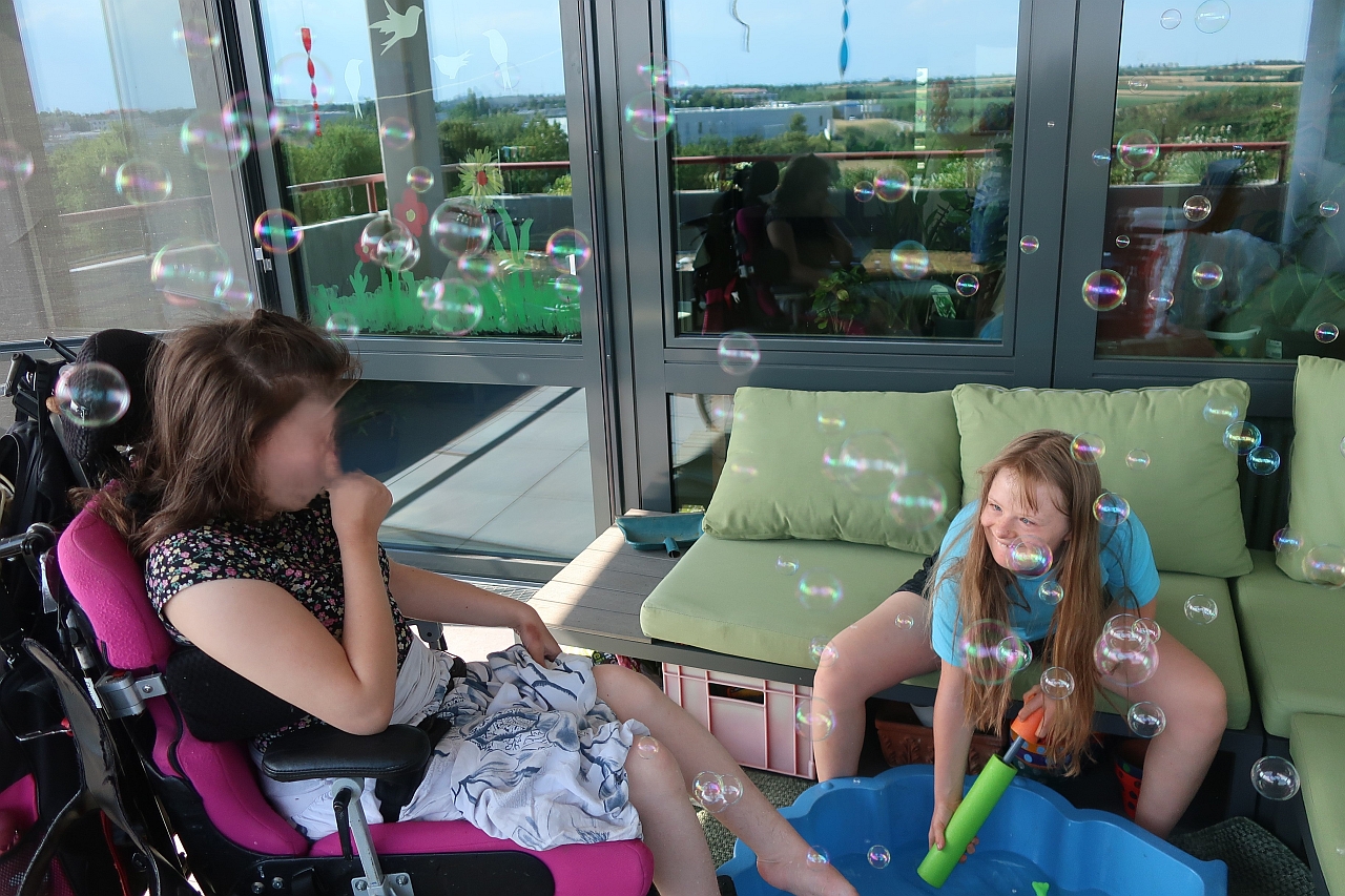 n Köpfen, eins davon zieht eine Wasserspritzpistole auf