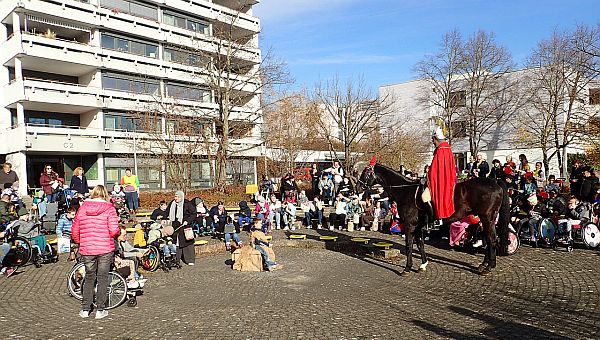 Mantelteilung auf dem Schulhof