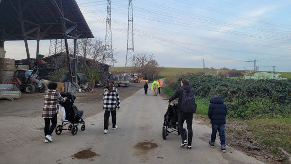 Internatsspaziergang mit dem Pferd