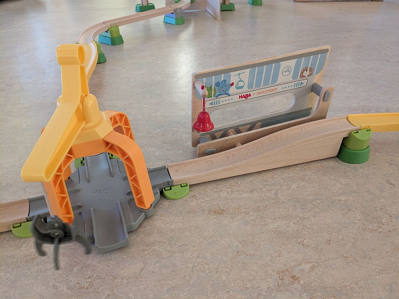 Kugelbahn aus Holz mit verschiedenen Bahnen