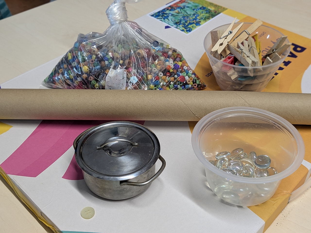 Verschiedene Alltagsmaterialien zum basteln, Perlen, Wäscheklammern, Topf, Perlen