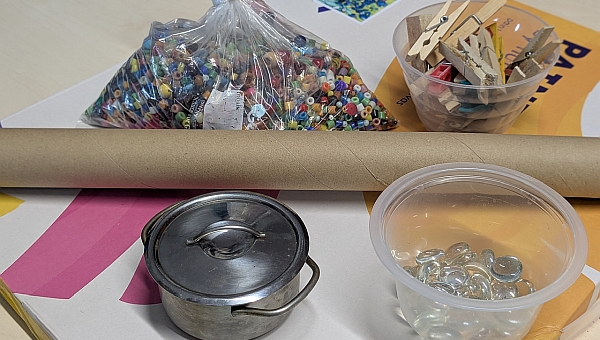 Verschiedene Alltagsmaterialien zum basteln, Perlen, Wäscheklammern, Topf, Perlen