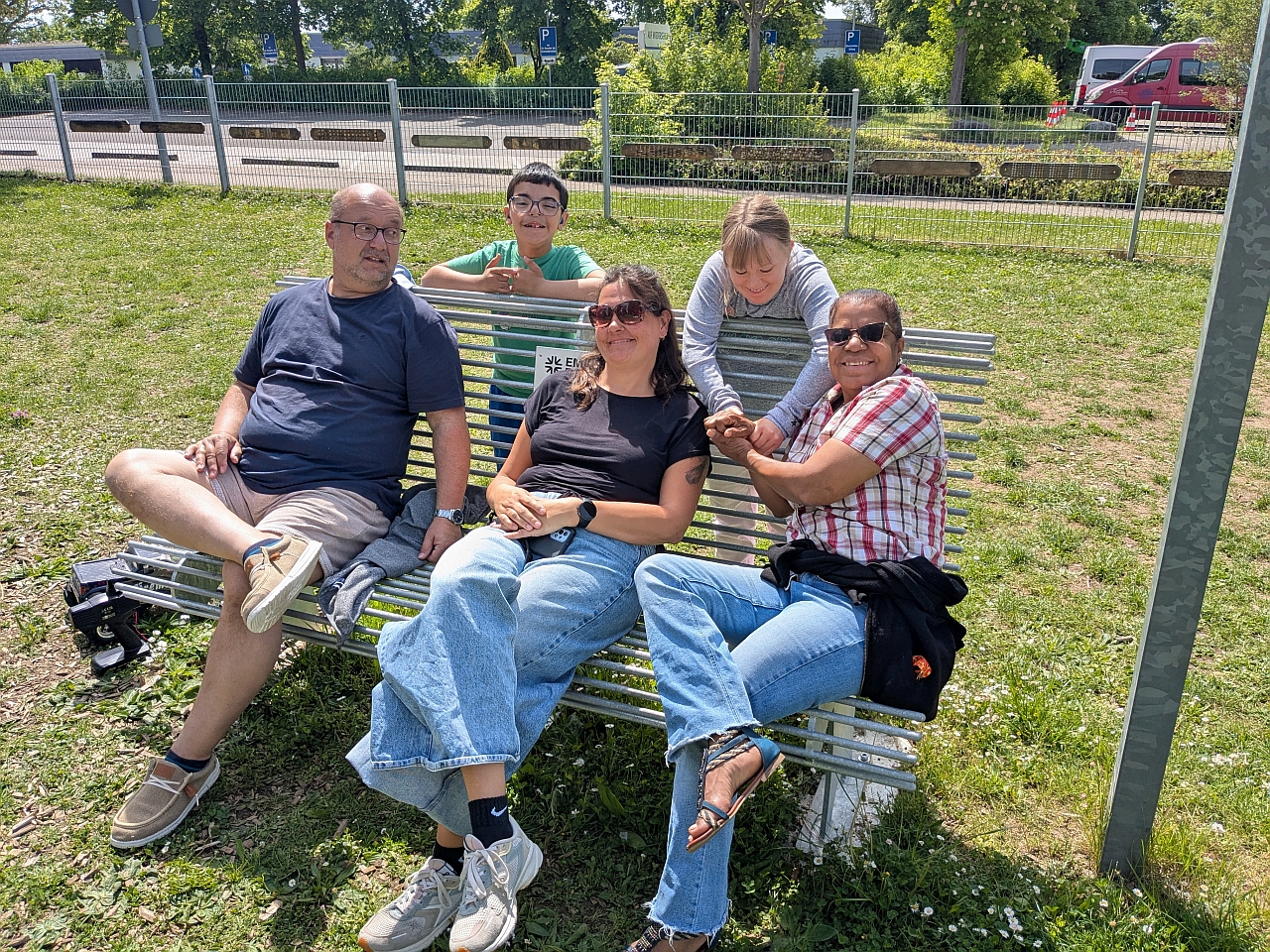 Der Garten hatte am Sonntag ofiziell gute Laune-Pflicht.  Sonne im Gesicht, Fußball am Fuß und der Grill im Einsatz - so hat sich der Sonntag aushalten lassen.  Gemeinsam mit den Gruppe 38 &amp; 39 &amp; 49 wurde gechillt, gelacht, gekickt und natürlich ordentlich gegessen. Ein rundum entspannter Tag im Internat am OWE :) 