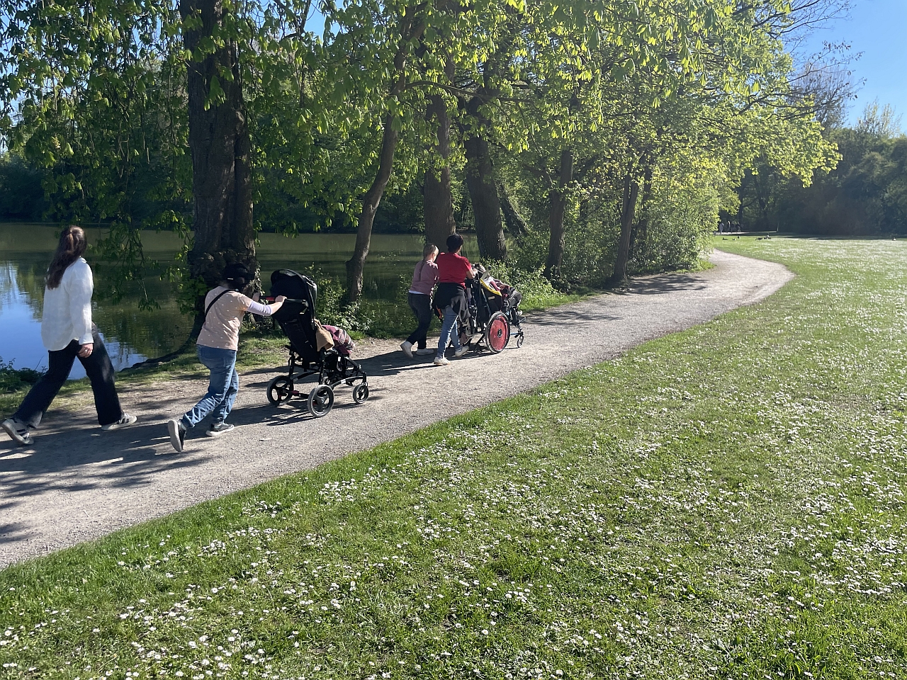 Menschen spazieren an einem See