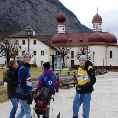 Frau Fecke, Florian, Marija und Julian gehen auf die Kirche zu und lachen. Im Hintergrund sieht man die Kirche.