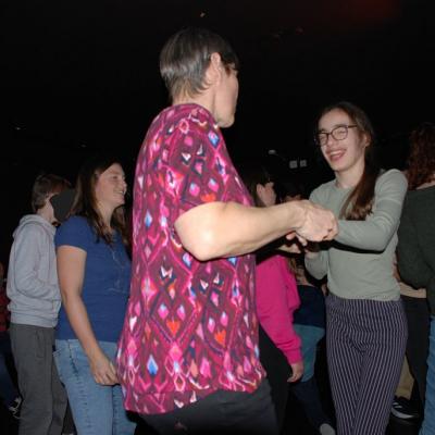 Frau Gauch tanzt mit Marija in der Disco.