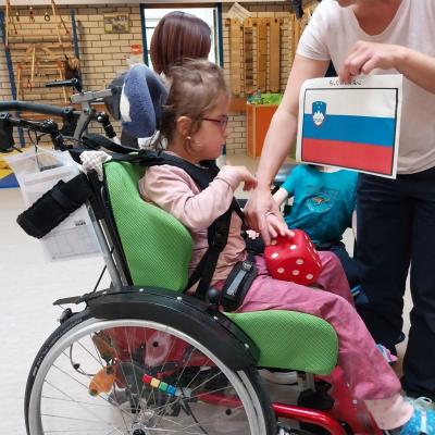 Eva würfelt ihren Tipp für Slowenien.