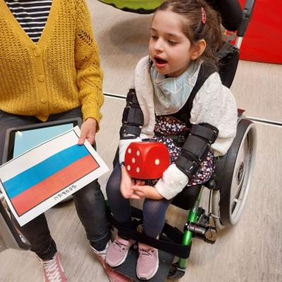 Sofia würfelt ihren Tipp für Serbien. 