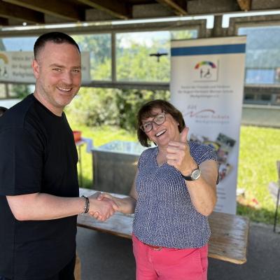 Frau Jansen vom Förderverein gibt dem Inhaber des Eis Café Lorenzo die Hand und bedankt sich für das Eis. 