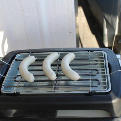 Drei  Grillwürstchen auf dem Grill