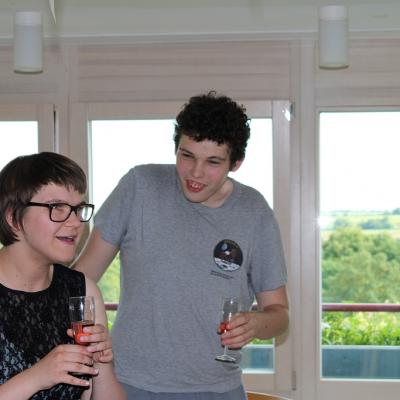 2 Schüler stoßen mit Alkoholfreiem Sekt an