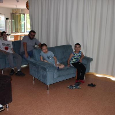 Mehrere Schüler auf dem Sofa und schauen Fußball