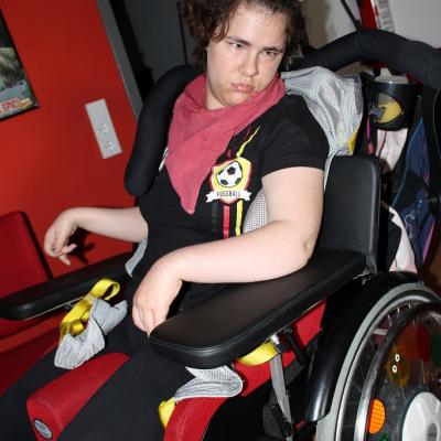 Rollstuhlfahrerin im Deutschland Trikot 