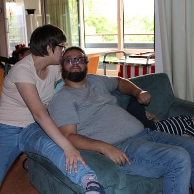 Eine Schülerin umarmt den Chef auf dem Sofa