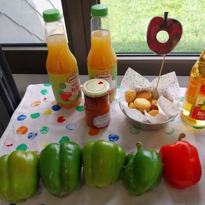 Zum Essen und Trinken gab es Apfelmarmelade, Apfelkekse und Apfelsaft.
