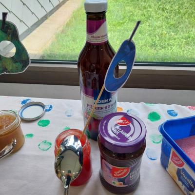 Pflaumenmus und Pflaumensaft.