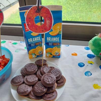 Orangenkekse und Orangensaft.
