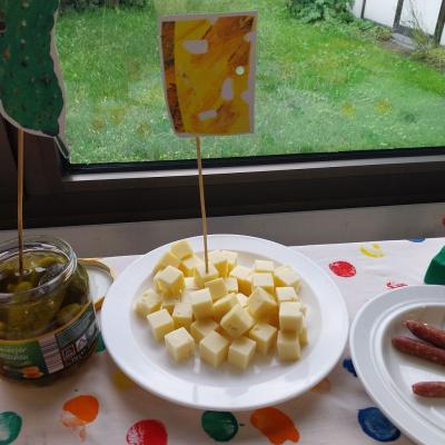 Sauren Gurken und Käsewürfel…