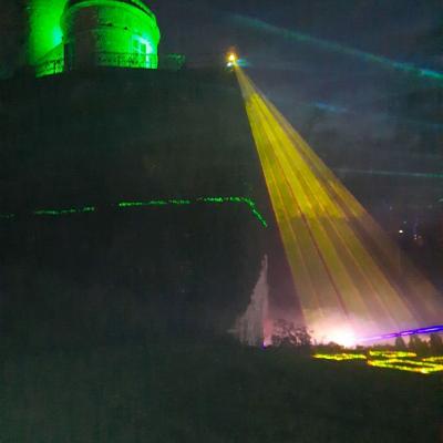 Der Rapunzelturm beleuchtet.