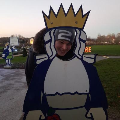Ein Schüler schaut durch eine Figur