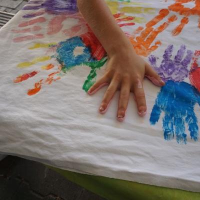 Eine große Hand auf einem Tuch.