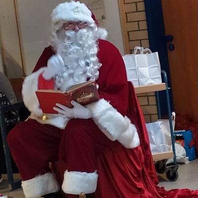 Der Weihnachtsmann liest vor