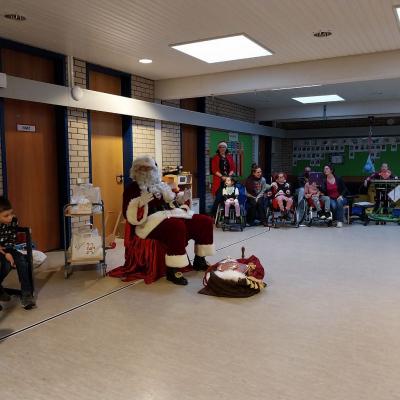 Der Weihnachtsmann erzählt im Kreis
