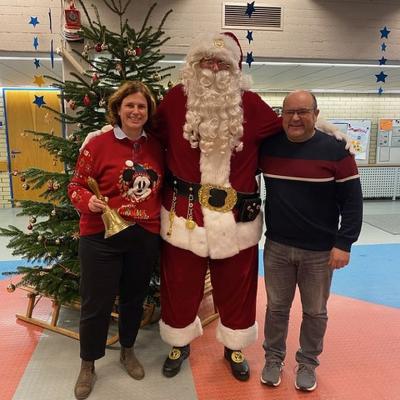 Der Weihnachtsmann mit der Schulleitung