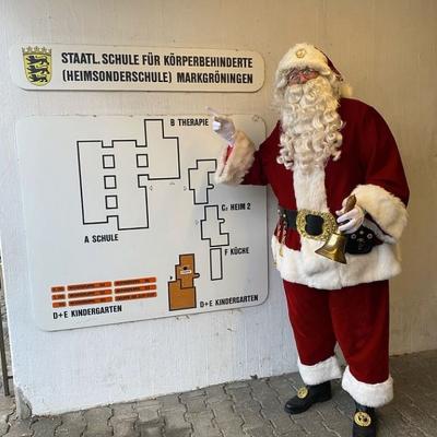 Der Weihnachtsmann vor dem SBBZ Schild
