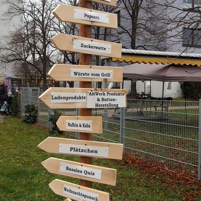 Der Wegweiser wurde von den Schülern der BSS gebaut und weist die Richtung zu den zahlreichen Ständen. 