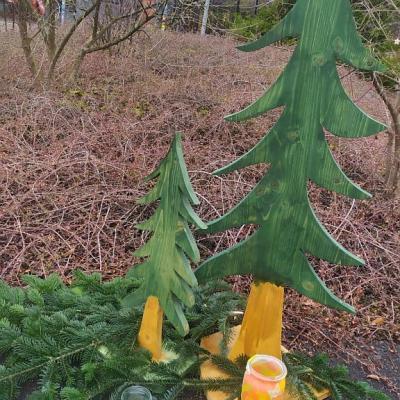 Für schöne, weihnachtliche Dekoration, sorgten die eigens hergestellten Holzbäume und Sterne. 