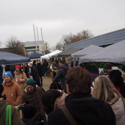 Viele Menschen schlenderten über den Weihnachtsmarkt und bestaunten die vielfältigen Stände.