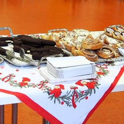 Die Mitarbeiterinnen der Küche zauberten leckeres, weihnachtliches Gebäck.