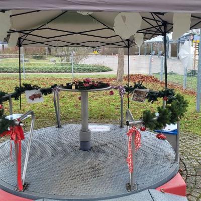 Das Karussell war weihnachtlich geschmückt.
