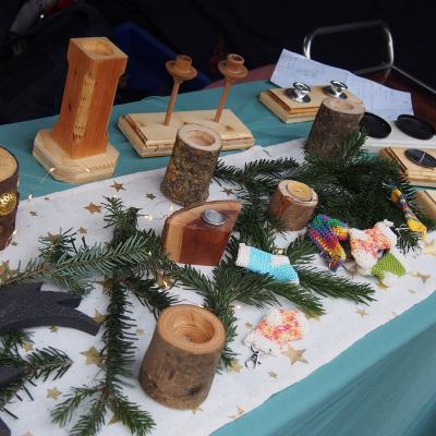 Während des Unterrichts stellte die Schüler der Berufsschulstufe Holz Kerzenständer her und boten diese dann zum Kauf an. 
