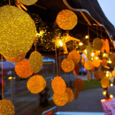 Goldene Glitzerkugeln schmückten einen Stand.
