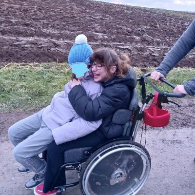 Zwei Schülerinnen in einem Rollstuhl
