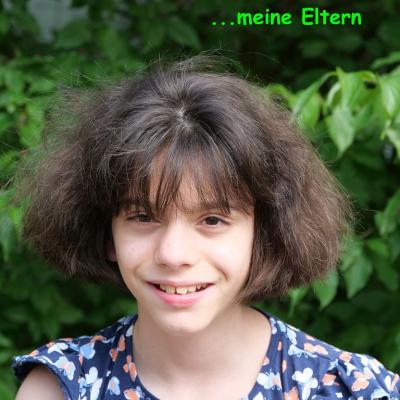Ein Mädchen schaut in die Kamera.