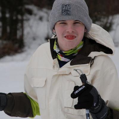 Julian lächelt beim Langlaufen in die Kamera.