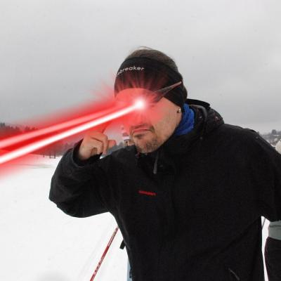 Herr Kling schaut mit einer roten Sonnenbrille konzentriert nach vorne. Rote Laserstrahlen schießen aus seinen Augen.