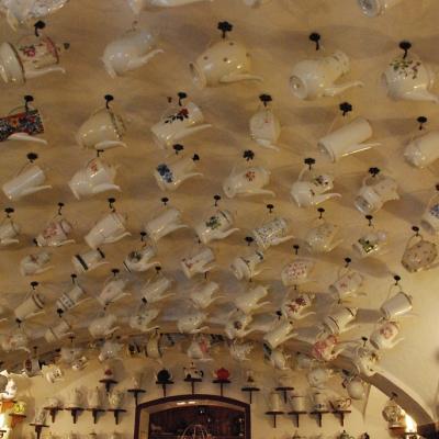 Von der gesamten Decke hängen ebenfalls unterschiedlichste, bemalte Kannen aus Porzellan.