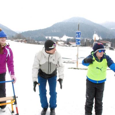 Von rechts nach links, Josua, Herr Rein und Marija im Aufwärmkreis. Sie machen Bewegungen mit ihrem Armen von unten nach oben und gehen dabei leicht in die Knie. 
