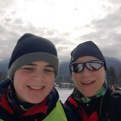 Selfie von Frau Gauch und Christoph auf der Loipe vor einigen Bergen.