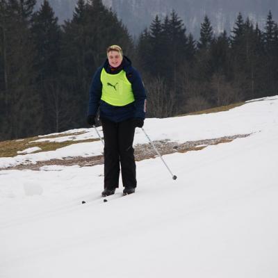 Christopher sitzt in einem Schlauchreifen, der von einem Snowtubinglift gezogen wird. Er hält die Hände zum Gebet gefaltet. Im Hintergrund ist ein Tellerlift.