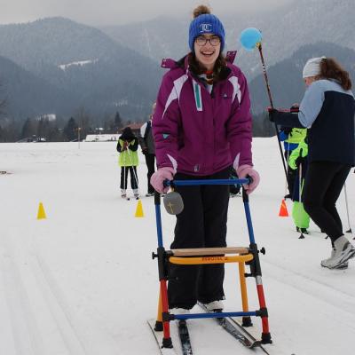 Josua liegt in einem Schlauchreifen und schaut in den Himmel, während er von einem Snowtubinglift den Berg hochgezogen wird. Ringsherum ist Schnee. 