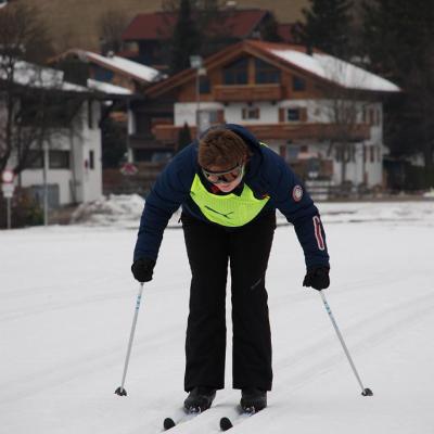 Marija wird vom Snowtubinglift in einem Schlauchreifen den Berg hochgezogen. Im Hintergrund sieht man einen Tellerlift mit Kindern. 