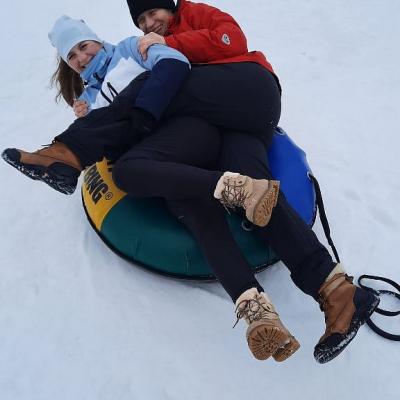 Frau Gauch und Frau Fecke liegen seitlich in einem Schlauchreifen. Sie lachen. 